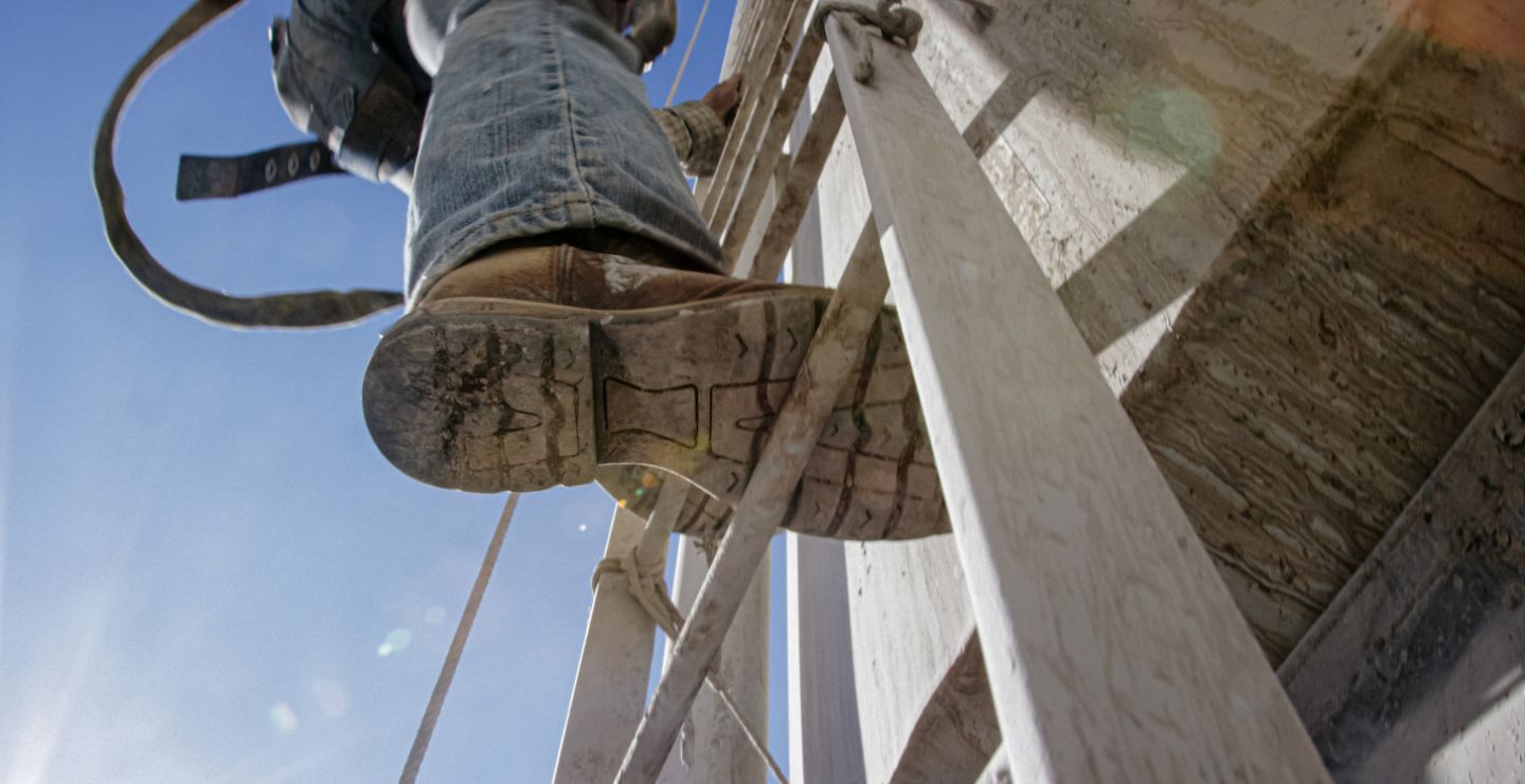 Veiligheidsschoen met hak op een ladder