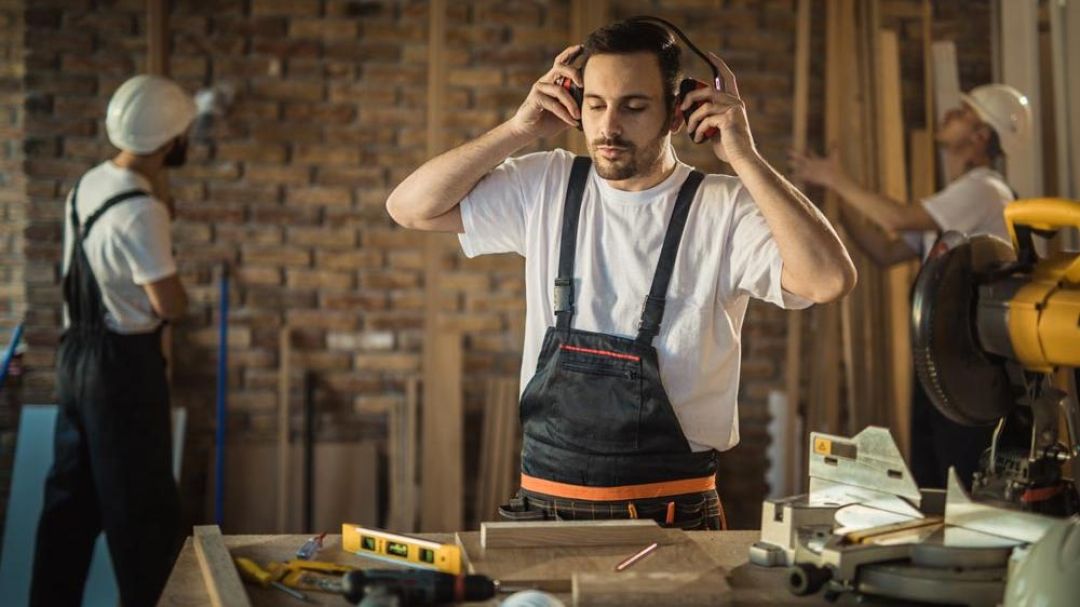 Man draagt tijdens het werken een gehoorkap met bluetooth