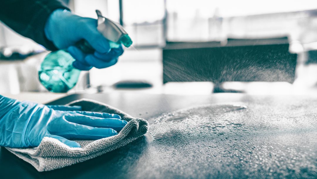 Waterdichte blauwe werkhandschoenen maken oppervlakte schoon met reinigingsmiddelen