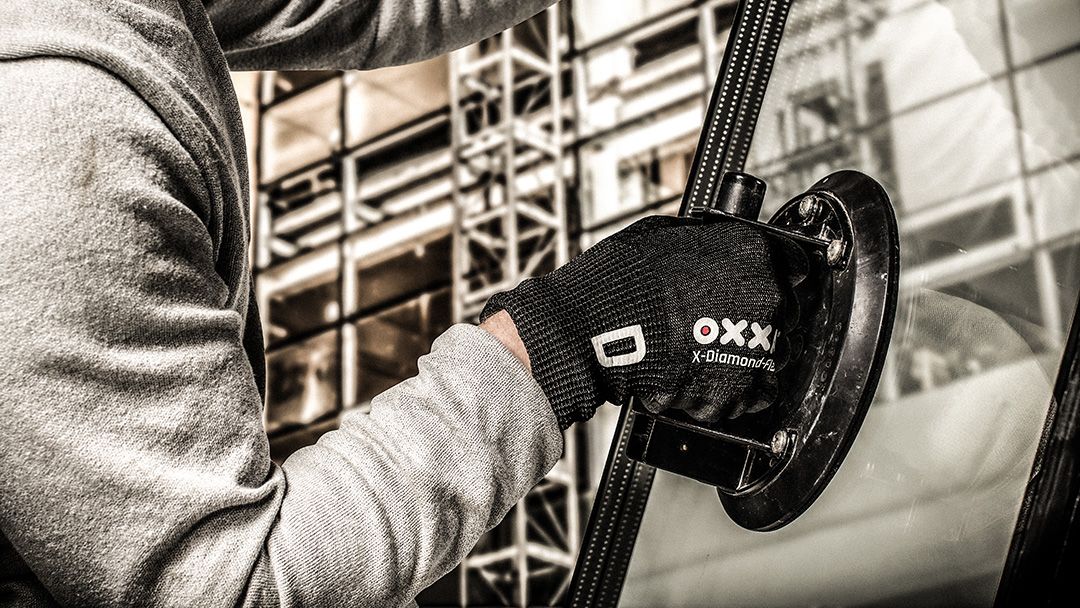 Man draagt OXXA X Diamond handschoenen tijdens installatie