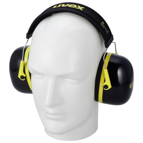 Uvex K2 gehoorkap met hoofdband in gebruik